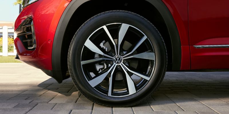 Profile view of available 12” alloy wheels on an Atlas shown in Aurora Red Metallic. 