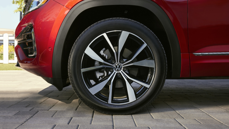Profile view of available 21” alloy wheels on an Atlas shown in Aurora Red Metallic