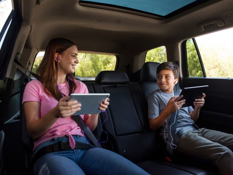 Dos pasajeros se conectan a un hotspot con tecnología VW Car-Net para usar sus dispositivos.