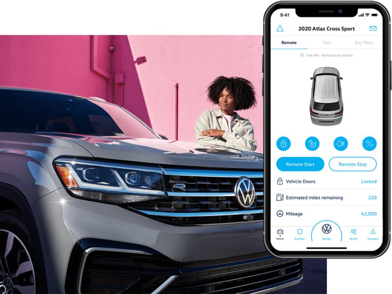 Una mujer controla su Volkswagen con la aplicación VW Car-Net®. Junto a la imagen, vemos la interfaz de la aplicación en su teléfono.