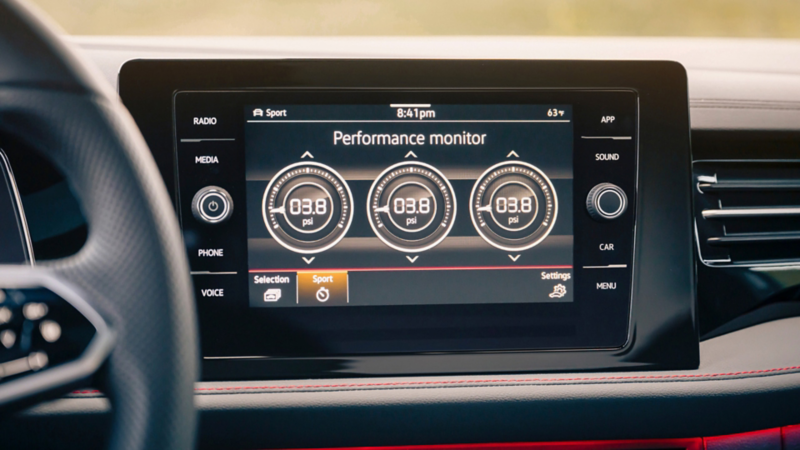 Pantalla central en el Jetta GLI mostrando el Performance Monitor.