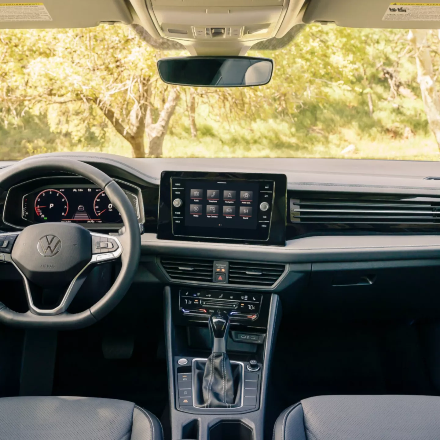 Volkswagen Jetta estacionado al aire libre