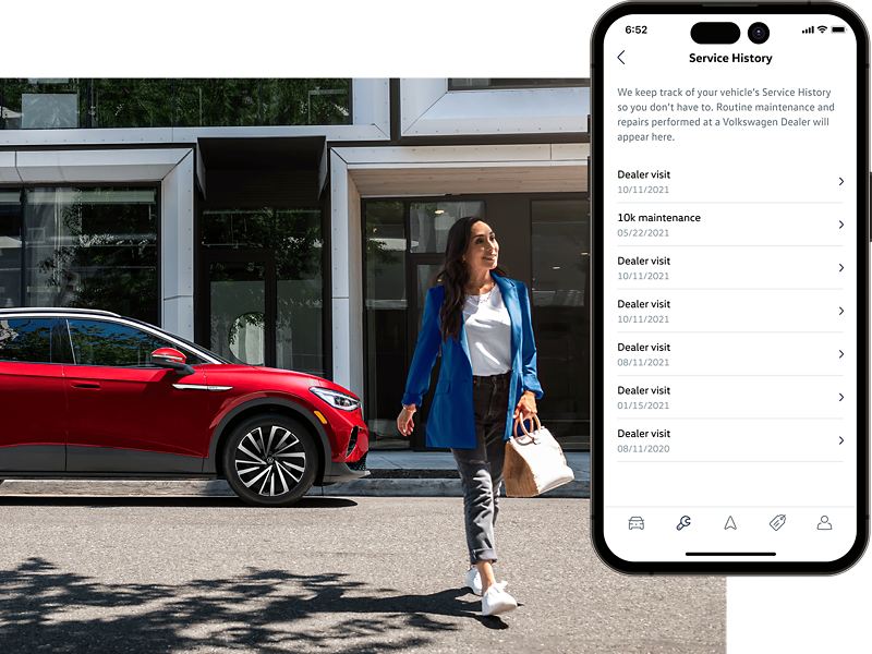 A woman walks away from an Aurora Red Metallic ID.4 SUV that’s parked on an urban street in front of a modern office building. The MyVW app is displayed on a superimposed mobile phone.