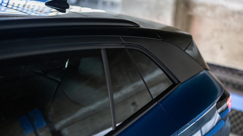 Close up on the available black roof detail on a ID.4 shown in Mountain Lake Blue Metallic