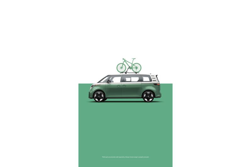 Una vista lateral de la identificación. Buzz en Mahi Green Metallic con una bicicleta unida a la baca de techo frente a un fondo blanco y verde de dos tonos. 