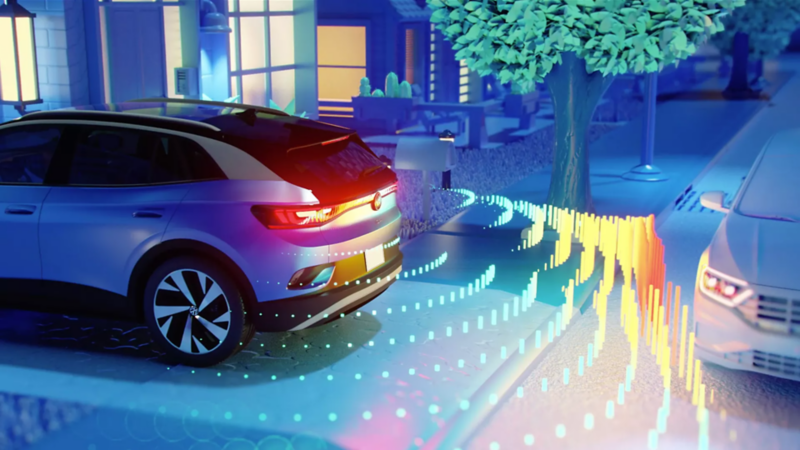 Volkswagen ID.4 Dusk Blue Metallic contra una entrada para autos con elementos gráficos para mostrar los sensores y las cámaras utilizados para detectar un vehículo que se aproxima. 
