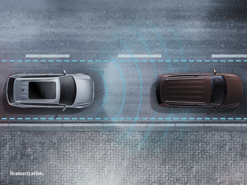 La defensa delantera del vehículo emite líneas brillantes para mostrar la distancia del auto que está adelante.