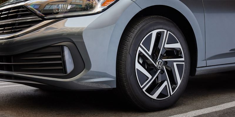 Close up of 17” two-tone alloy wheel on a Jetta shown in Platinum Gray Metallic.