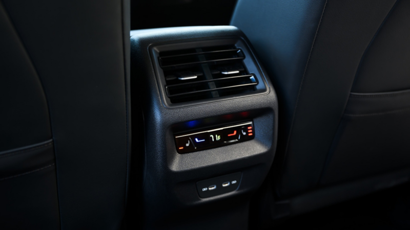 Primer plano de los controles de ventilación traseros en un Tiguan.