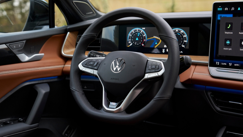 Primer plano del tablero del lado del conductor en el Tiguan en cuero Amber Brown disponible, visto desde el lado del pasajero.