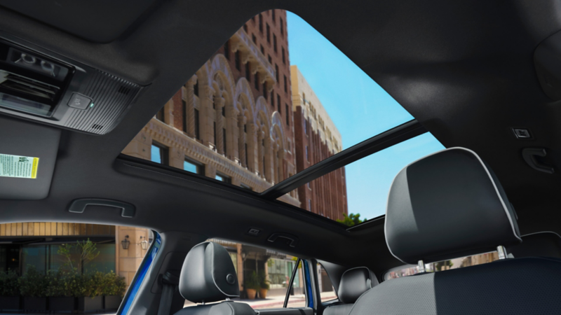 The available panoramic sunroof of Atlas Cross Sport as seen from the inside.
