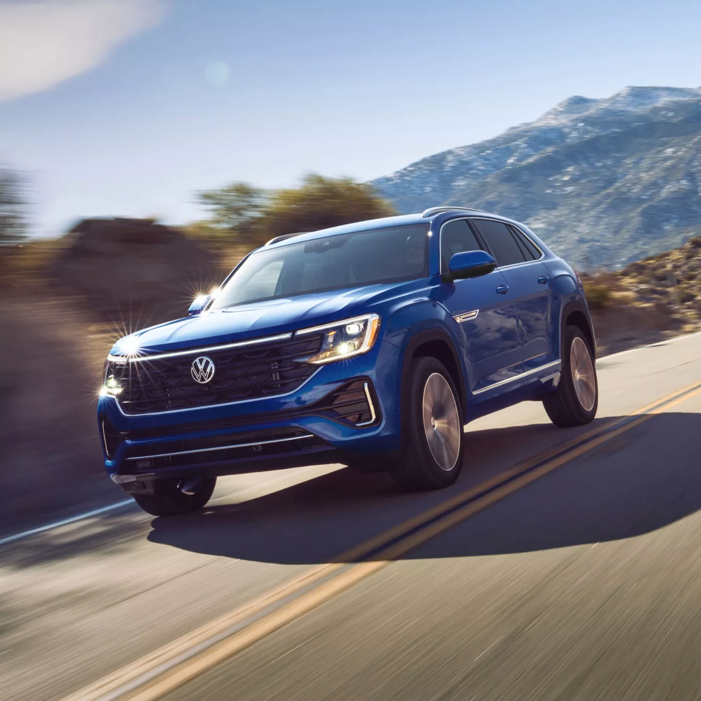Volkswagen Atlas Cross Sport conduciendo en carretera