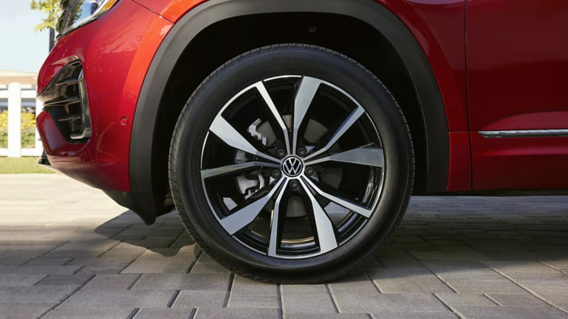 Profile view of available 21” alloy wheels on an Atlas shown in Aurora Red Metallic.