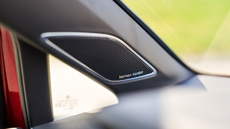 Altavoz integrado en el pilar A de un Golf GTI en color Kings Red Metallic.