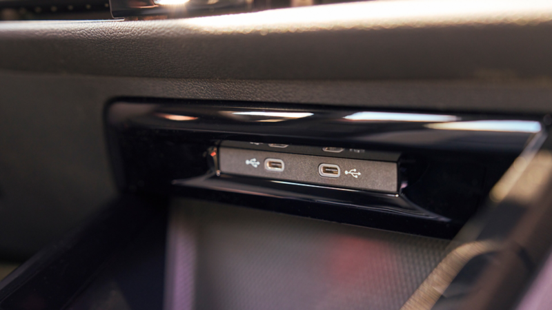 Puertos USB-C en la consola central de un Golf GTI en color Kings Red Metallic.