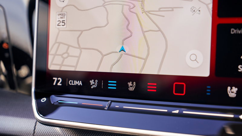 Primer plano del sistema de pantalla táctil que muestra el mapa de navegación y los controles de clima en el Golf GTI.