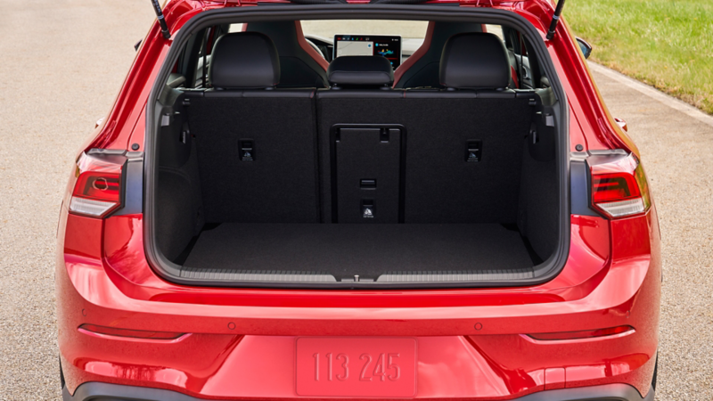 Vista del maletero abierto del Golf GTI Kings Red Metallic, en la que se ven los respaldos de los asientos traseros y la pantalla interior.