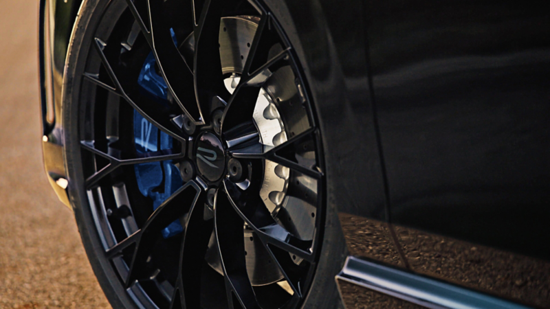 Close-up of the available 19-inch forged alloy wheel on a Volkswagen Golf R in Mythos Black Metallic