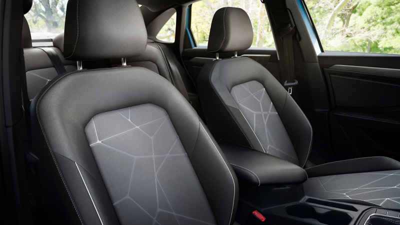 Front seats shown in available Molekular Cloth