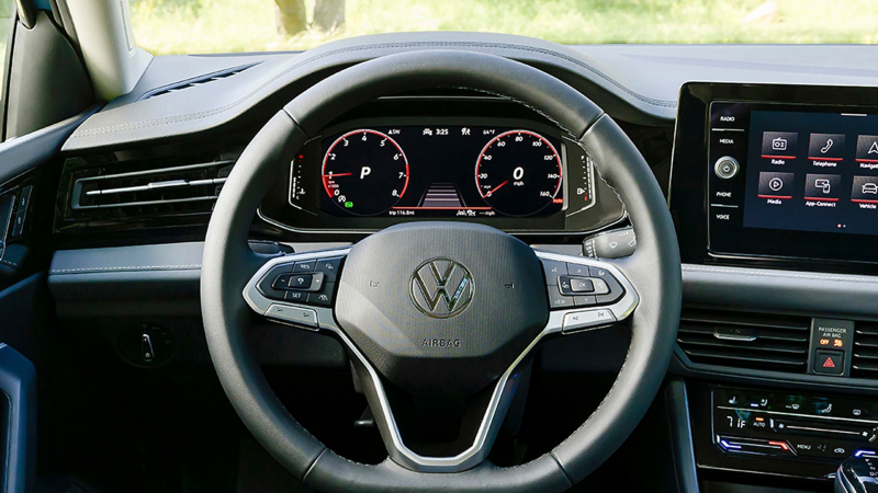 El tablero interior del Jetta resalta el volante multifunción disponible, revestido en cuero y con calefacción