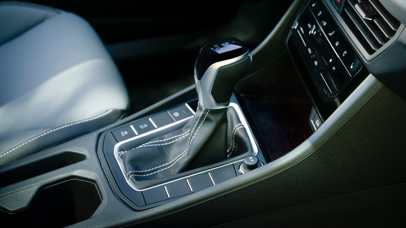 Primer plano del selector de marchas de la transmisión automática de 8 velocidades del Jetta