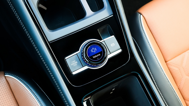 Primer plano del dial de experiencia de conducción en un Tiguan con asientos tapizados en cuero Amber Brown.