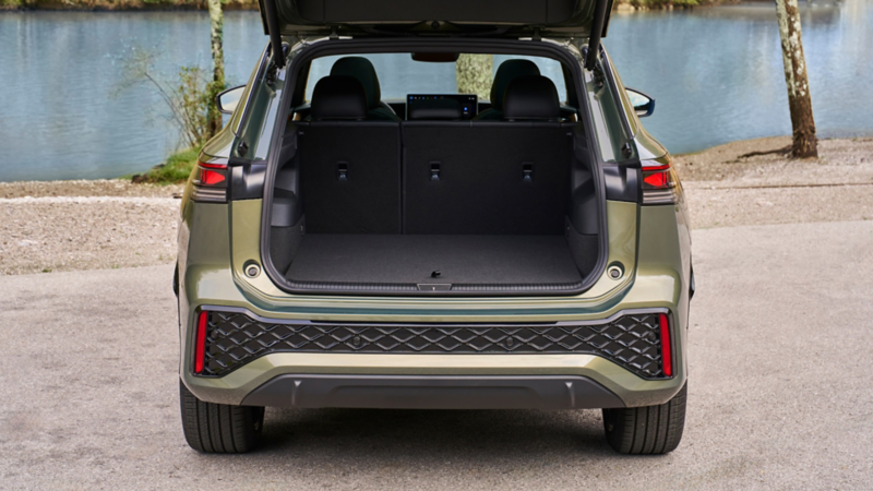 Vista posterior de un Tiguan con la puerta levadiza abierta que muestra el espacio de carga en el interior.