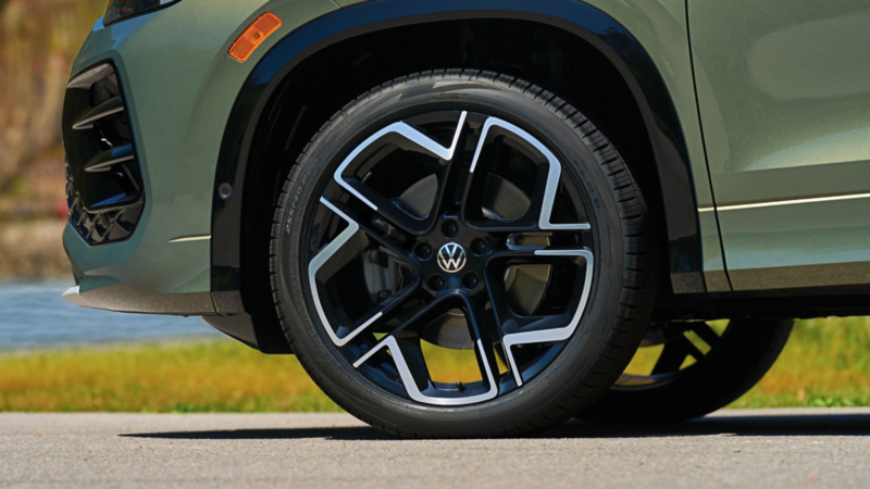 Primer plano de las llantas de aleación de 20" de un Tiguan en color Avocado Green Metallic.