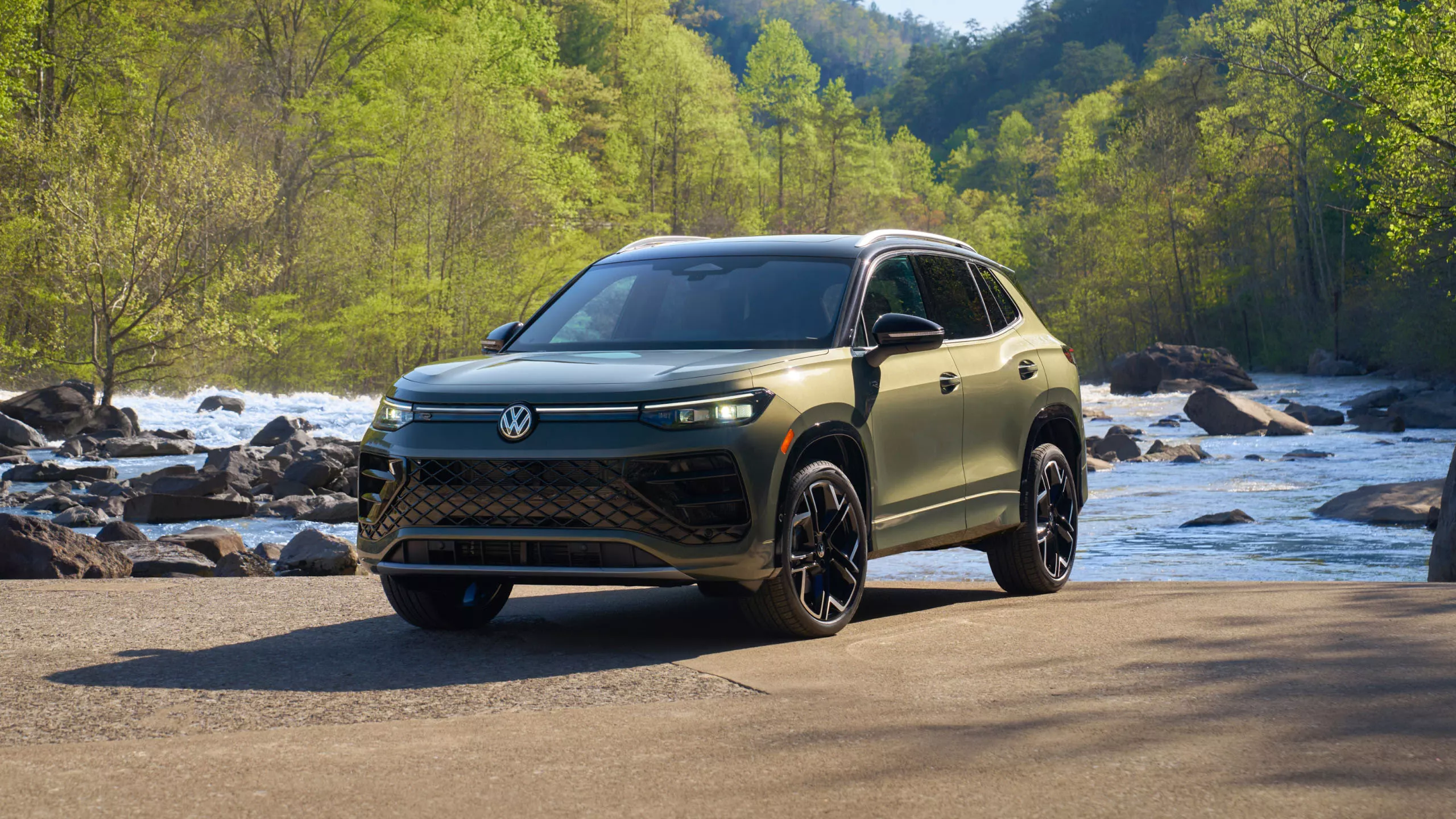 volkswagen tiguan driver side front exterior view