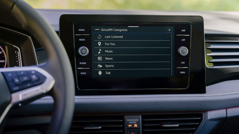 Vista de primer plano de un Taos que muestra la pantalla táctil de infoentretenimiento con opciones de escucha de audio.