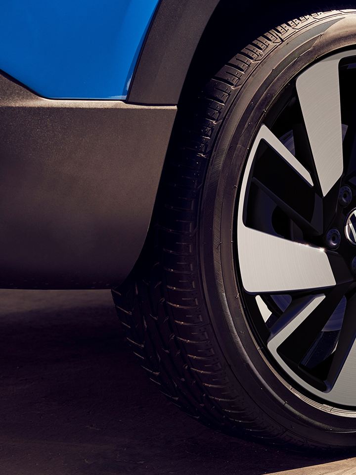 Close-up of 18” alloy wheel on a Taos.