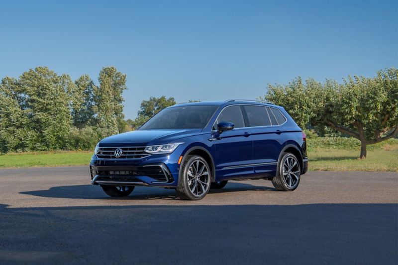 Un Tiguan en Atlantic Blue Metallic estacionado en un manzanar.