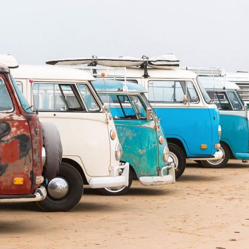 Autobuses Volkswagen vintage estacionados en la playa.