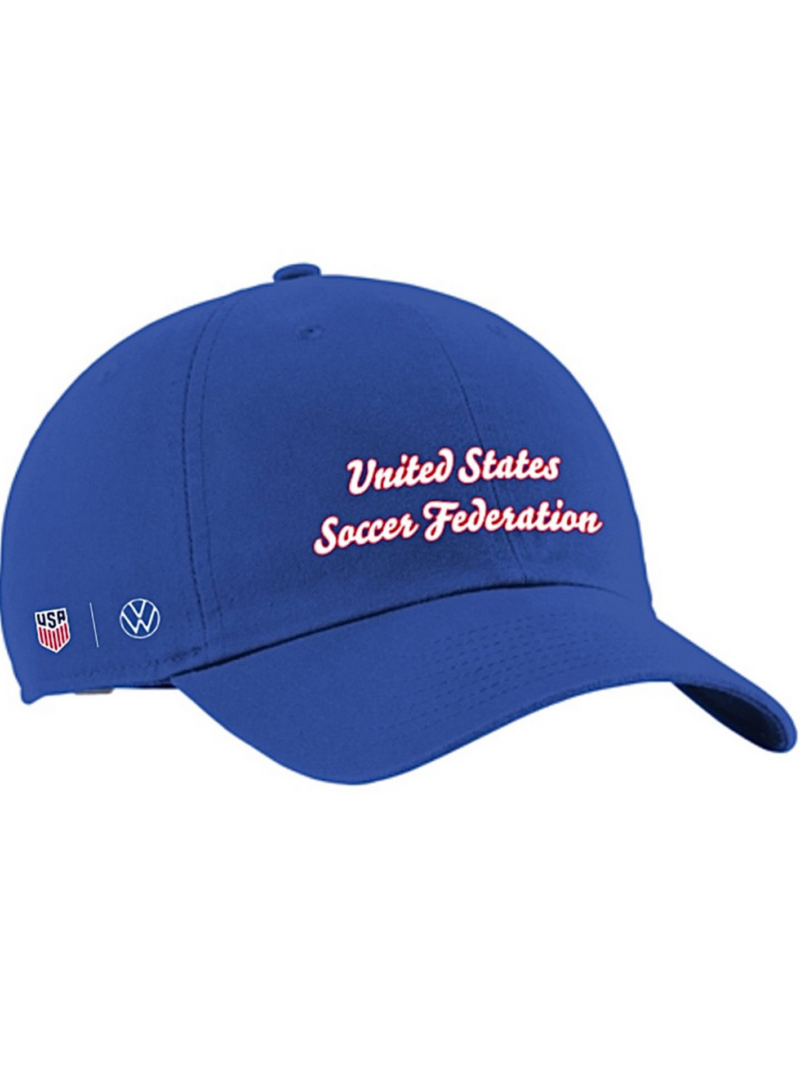 Imagen que muestra una gorra estilo béisbol de la Federación de Fútbol de Estados Unidos con la marca VW.