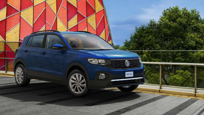 SUV T-Cross 2022 en color azul, a las afueras de un edificio colorido. 