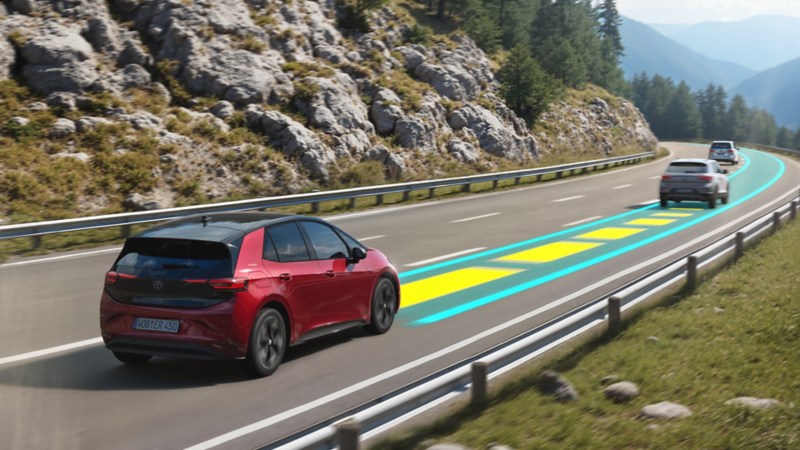 Roter VW ID.3 fährt auf der Autobahn, vor ihm weitere Autos. Farbige Linien auf der Straße deuten auf Fahrassistenz hin