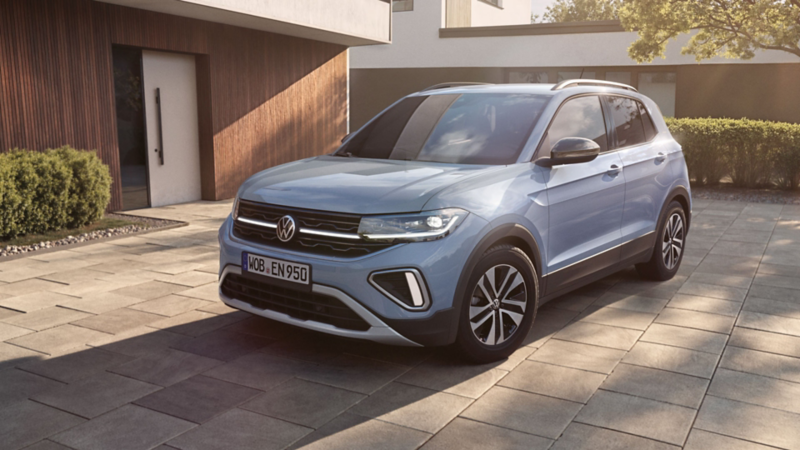 Silberner VW T-Cross ENERGY vor modernem Haus.