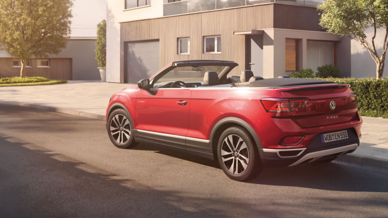 Roter VW T-Roc Cabriolet ENERGY in Wohnstraße.