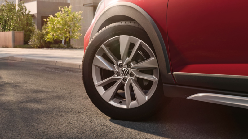 VW Taigo ENERGY mit Leichtmetallfelgen und schwarzem Radkasten im Profil.