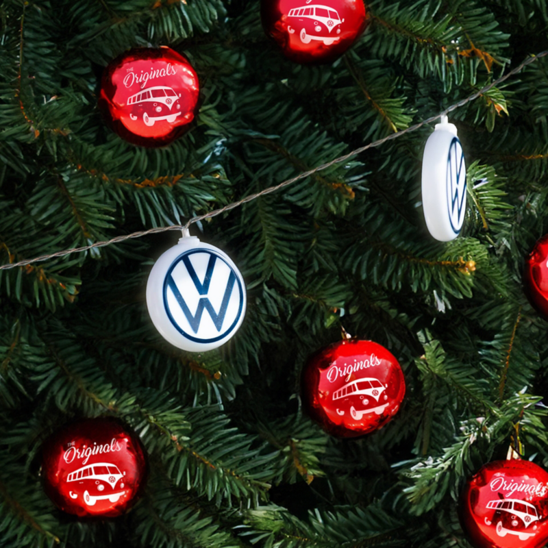 Un árbol de navidad decorado con las bolas de VW.