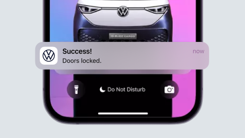 La aplicación VW confirma la notificación correcta de bloqueo de puertas.