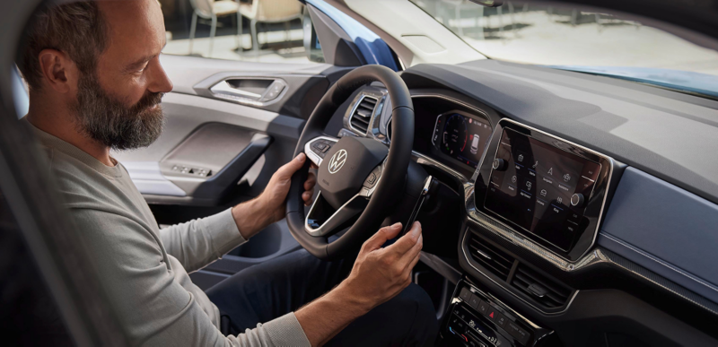 Elegante interior de Volkswagen con un tablero moderno y la pantalla táctil.