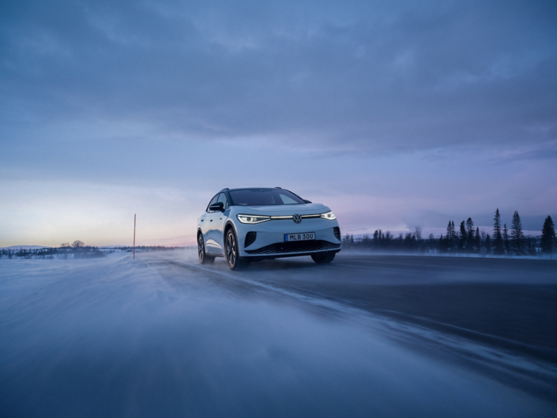 Volkswagen SUV kör på isig vinterväg