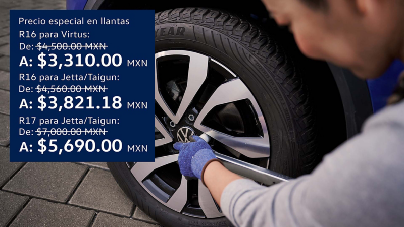 Técnica de Volkswagen maniobra la llanta de una camioneta SUVW