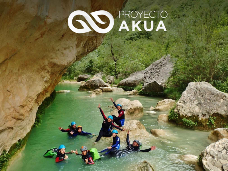 Plano picado de personas haciendo barranquismo con el Proyecto AKUA