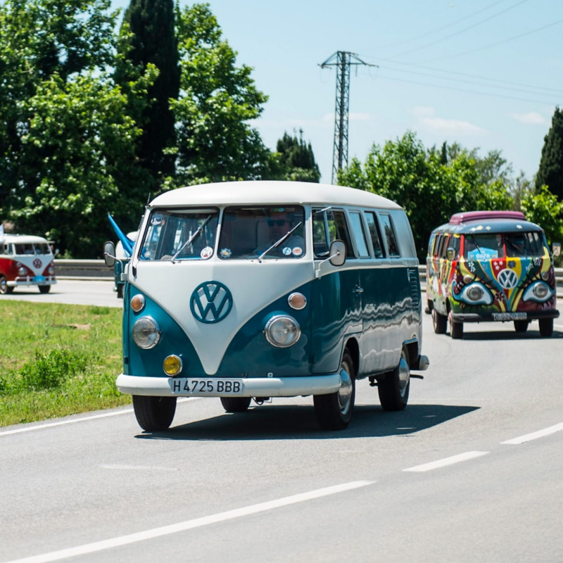 Furgonetas Volkswagen clásicas en ruta en carretera en la concentración FurgoVolkswagen