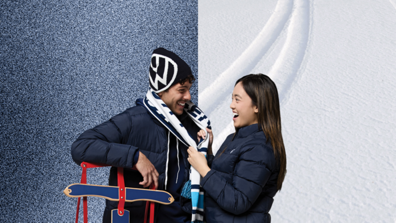 Hombre lanzando un objeto, vestido con ropa de VW