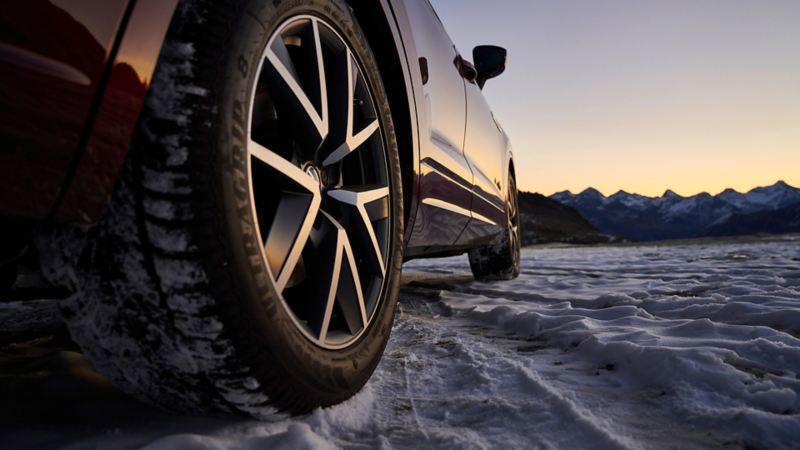 A close up of a Volkswagen tire on driving on snow 