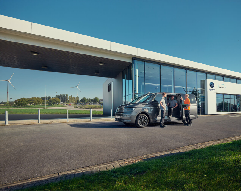 Volkswagen Multivan avec porte ouverte avec 3 employés