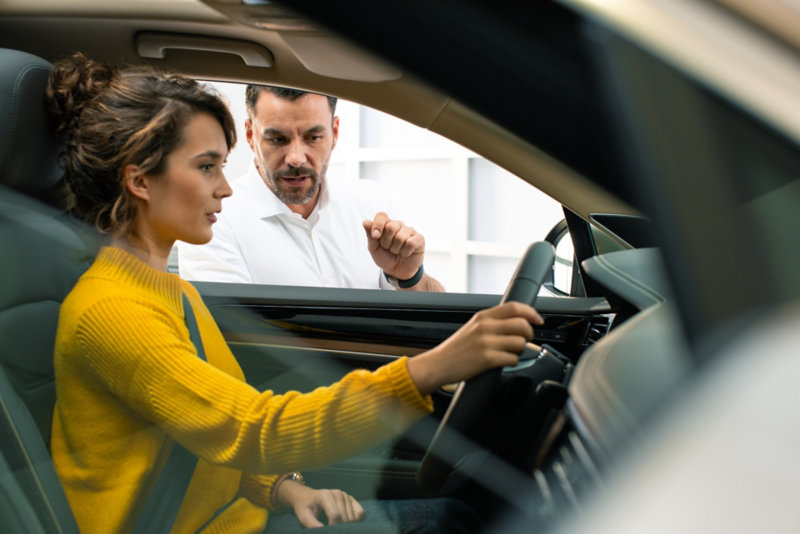 Kobieta siedząca we wnętrzu volkswagena